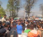 धुलिखेल खावा सडक निर्माण सम्पन्न नगरेको भन्दै स्थानीयले सडक बन्द गरेर विरोध प्रदर्शन
